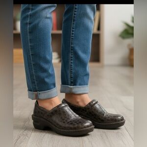 B.O.C. Born Black Gray Faux Leather Croc Reptile Closed Back Clogs Women's 10